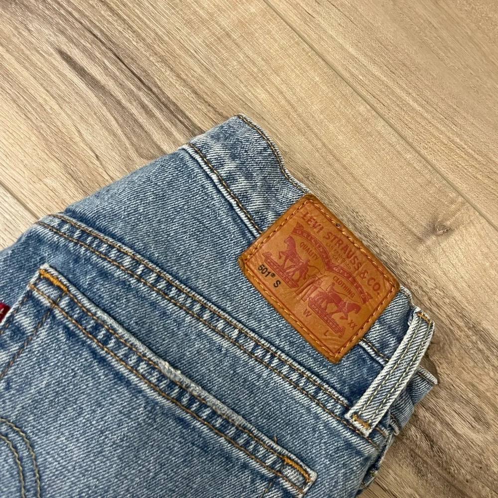 Women’s Levis 501 Jeans - Picture 2 of 5